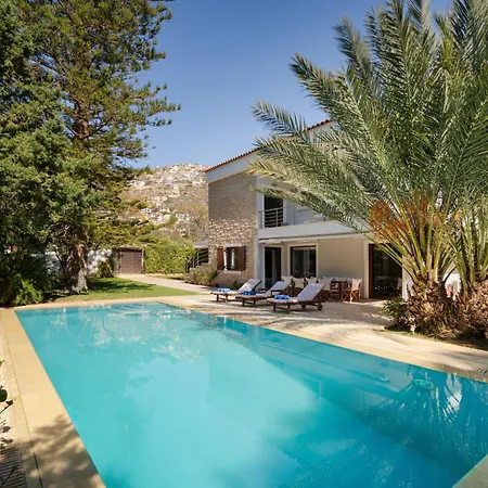 Villa Saronida *