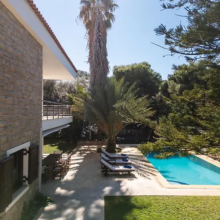 Villa Saronida Βίλα *